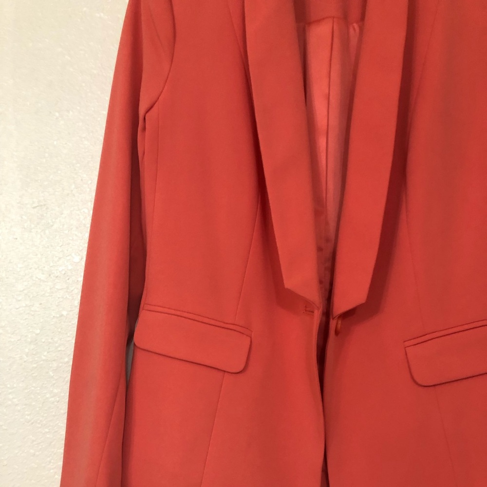 Guess coral silk look single button modern streamlined slim blazer. Size 6 - Picture 13 of 14
